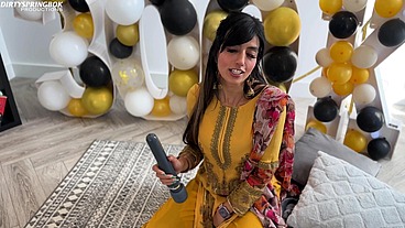 Aaliyah Yasin gets horny whilst waiting for her guests