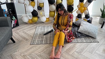 Aaliyah Yasin gets horny whilst waiting for her guests