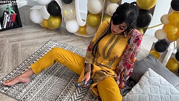 Aaliyah Yasin gets horny whilst waiting for her guests