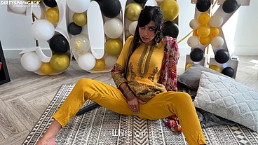 Aaliyah Yasin gets horny whilst waiting for her guests