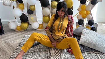 Aaliyah Yasin gets horny whilst waiting for her guests