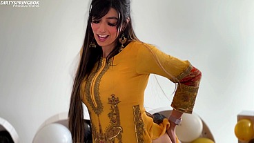 Aaliyah Yasin gets horny whilst waiting for her guests