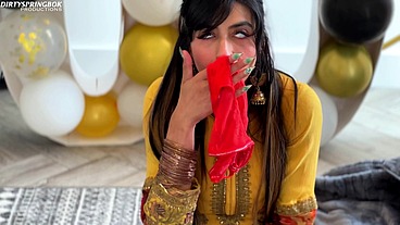 Aaliyah Yasin gets horny whilst waiting for her guests