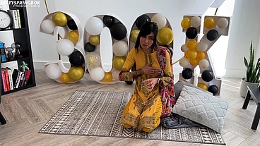 Aaliyah Yasin gets horny whilst waiting for her guests