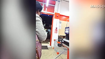 Madura pillada en una bodega por un pervertido que le propuso pagarle sus deudas, a cambio de llevarla a un motel para coger.