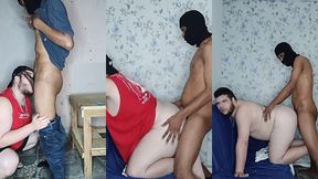 bandido invade a casa do gordinho e acaba fodendo o rabo dele sem capa