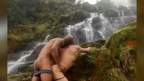 sexo a tres na cachoeira