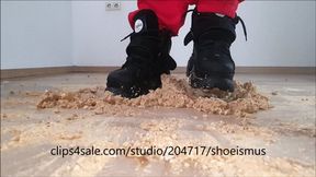 Slowmotion biscuit crushing with water in Buffaloshoes Part 1