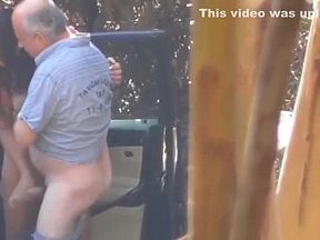 Les pillaron follando en la calle