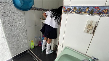 PADRASTRO PERVERTIDO ENCUENTRA A SU PETITE HIJASTRA DE 18 AÑOS LAVANDO SUS BRAGAS Y LE CLAVA LA VERGA DIRECTO AL COÑO HASTA CUBRIELA DE SEMEN