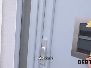 DEBT4k. Una Giovane Ragazza Disoccupata è Pronta a Scopare per i Suoi Vestiti Nuovi
