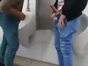 Mamada en el baño de h