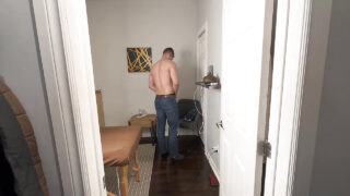 Amatőr európai meleg nagy faszok mélytorokos szopást és kézimunkát kapnak, mielőtt megdugják a seggüket