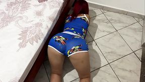 El Culo a mi Hermosa Madrastra Cuando esta Descuidada Limpiando de bajo de la Cama