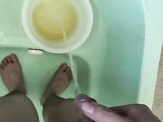 お風呂で桶に貯めながらおしっこ