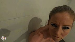 viens me frotter sous ma douche, je veux etre toute propre pour tu me salisses ...