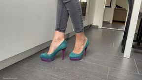 COOKING IN EXTREMELY HIGH HEELS - MOV HD