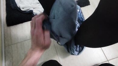 Femme en collants sans culotte dans la salle de bain