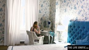 ”Fabulous Emma O pushes a big black dildo in her twat”