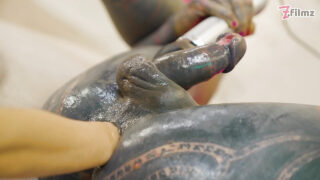 Lily Lu và Stacy Bloom trải nghiệm màn thủ dâm hậu môn mãnh liệt