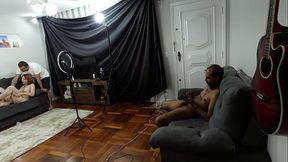 Marid&atilde_o ficou batendo punheta enquanto a mulher dele fazia uma massagem com os p&eacute_s em outro