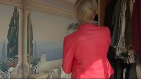 Une chauffeuse de taxi au service de ses clients jusqu'_au bout!