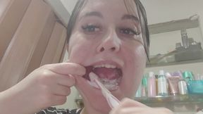 Brushing teeth after the shower
