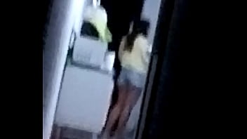 Empinando a bunda pra provocar