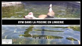 Gym dans la piscine en lingerie sexy