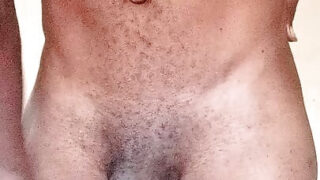 Czarni faceci głaszczą swoje wielkie kutasy, klepią ciasne tyłki i wystrzeliwują spermę w amatorskiej zabawie