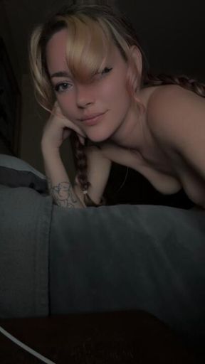 Hi there, wanna watch me play with my pretty pussy? 😈💋