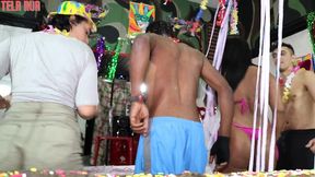 deixou o marido em casa e foi fuder com o japa no baile de carnaval