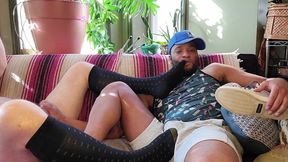 Foot Fetish! Kennie Jai Jerks off on Bear Feet!