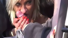 ma jolie femme suce un inconnu dans notre voiture