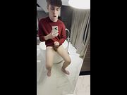 Twink with phimosis masturbates in bathtub