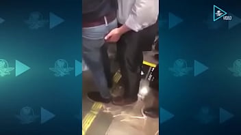 Acoso sexual en Metro no para_ hombre toca a otro