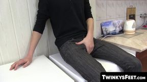 TwinkysFeet.com - Young man on washing machine masturbates and plays with feet and st