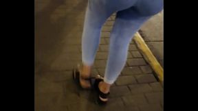 veneca culona saliendo del metro