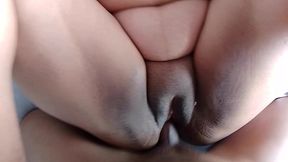 gordita colombiana follando en misionero desnuda mostrando sus tetas grandes a la camara para que la garben en un video xxx delicioso , casero le abre el cono a su inquilina follando en pov ric