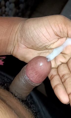 Desi Village ka ladka bathroom mein maari muthi
