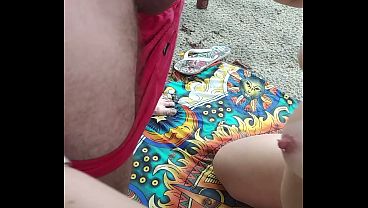 BELLA CASADA DANDO A BUCETINHA E O CUZINHO PRA UM GUIA NA PRAIA EM UM DIA CHUVOSO