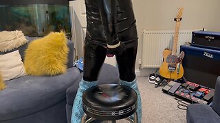 Amateur crossdresser in latex cumming with big cock solo