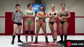 ”Lesbo wrestler team's strap-on training”