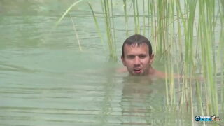 Маленькая шлюшка получает жёсткую долбёжку в задницу после минета