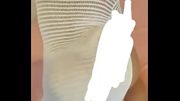 Novinha rebolando com peitinho de fora