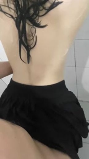 ใส่กระโปรงอาบน้ำ เลยจัดน้ำแตกคากระโปรง