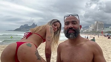Ela ficou com tesão na praia e arrebentei o cuzinho dela