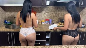 Mi Madrastra y mi Tia Son Iguales y Ambas Le Gusta Cocinar en Bikini a su Hijastro