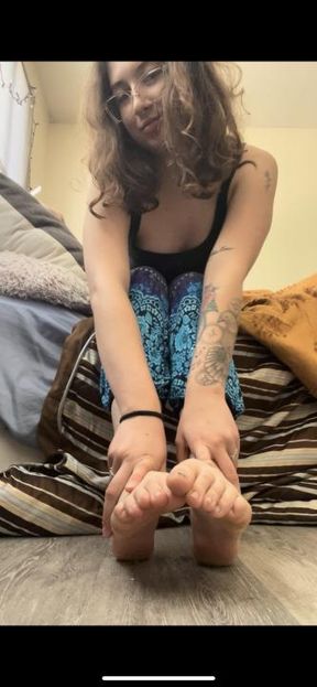 hippie college girl with glasses showing off her dirty feet 🦶🏻🤤