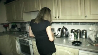 Film hardcore di una casalinga britannica amatoriale, una MILF con gli occhiali, che si fa scopare nel culo.